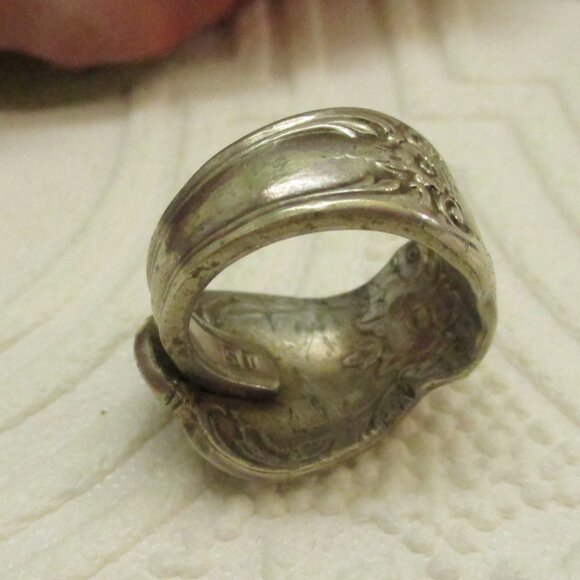 Vintage INTERNATIONAL SILVER Spoon Ring ~ HERITAGE Pattern Spoon Bypass Ring - Picture 10 of 10